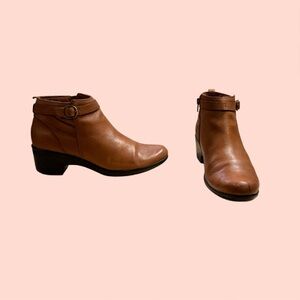 Clarks Malia Hawthorn Brown Leather Ankle Boots w/ 2” Block Heel Women’s 11